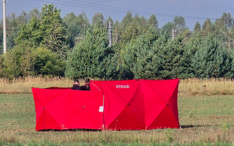 Feuerwehrleute sichern Teile einer abgeschossenen Drohne auf einem Gelände in Czosnowka bei Biala Podlaska. - Foto: Piotr Pyrkosz/AP/dpa
