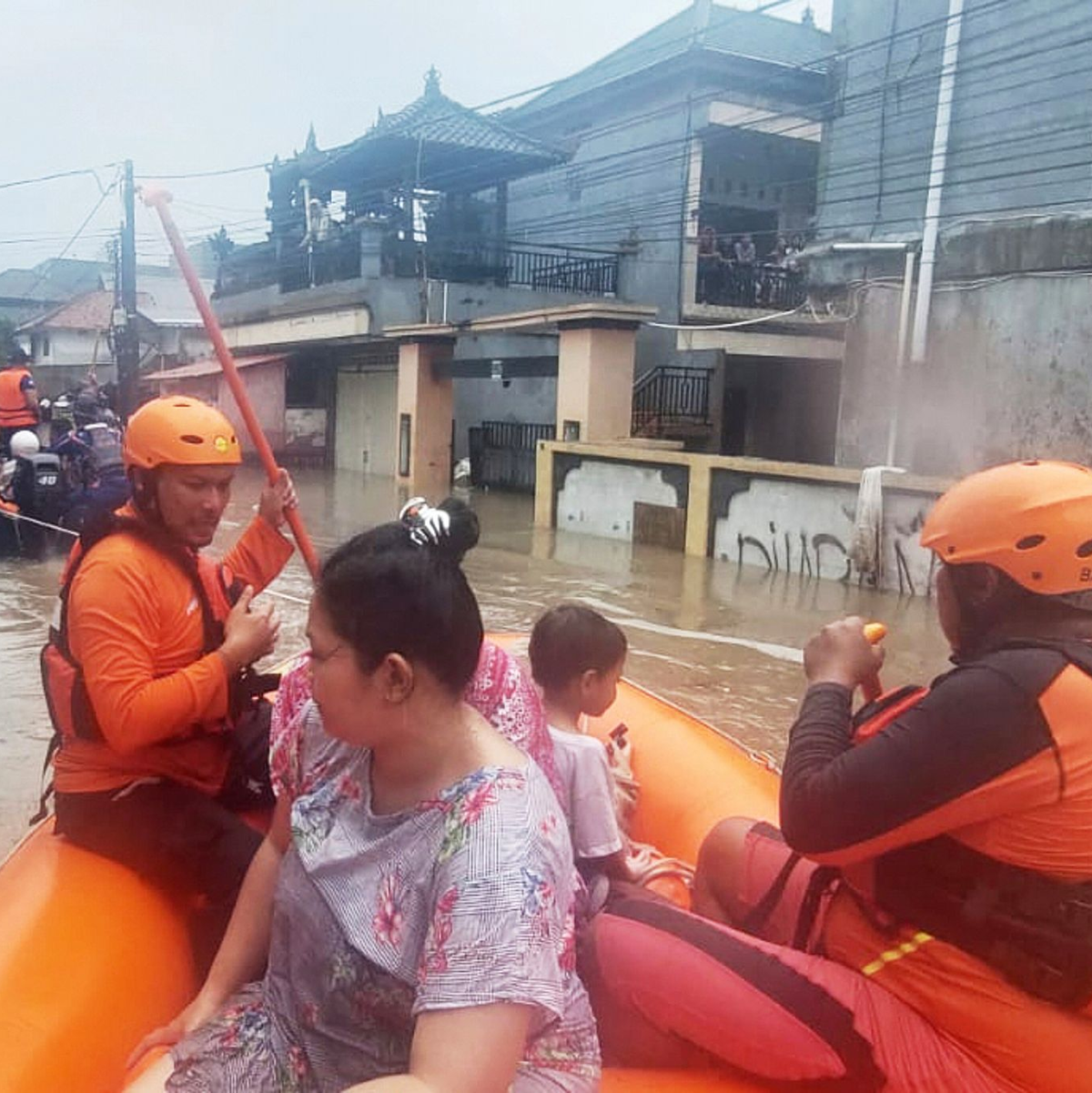 Besonders betroffen war die Hauptstadt Denpasar. - Foto: Uncredited/BASARNAS/AP/dpa