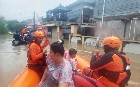 Viele Menschen mussten mit Boote in Sicherheit gebracht werden. - Foto: Uncredited/BASARNAS/AP/dpa