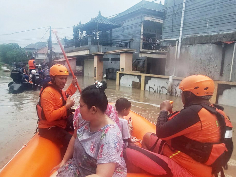 Viele Menschen mussten mit Boote in Sicherheit gebracht werden. - Foto: Uncredited/BASARNAS/AP/dpa