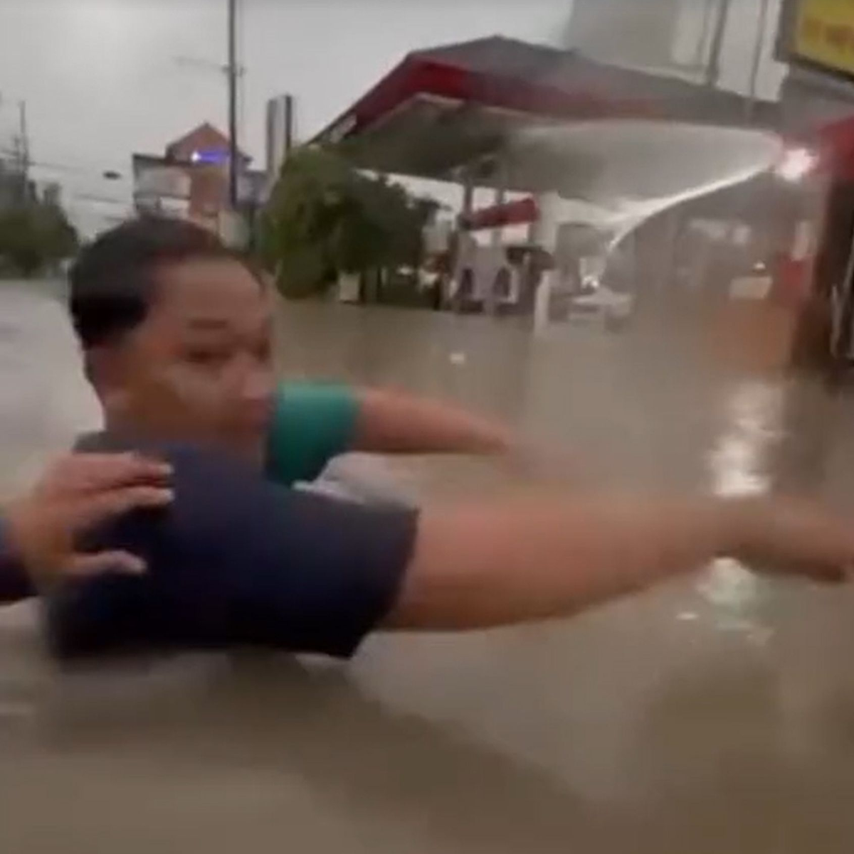 Die Menschen mussten teilweise durch brusttiefes Wasser waten. - Foto: -/National Disaster Management Agency/dpa