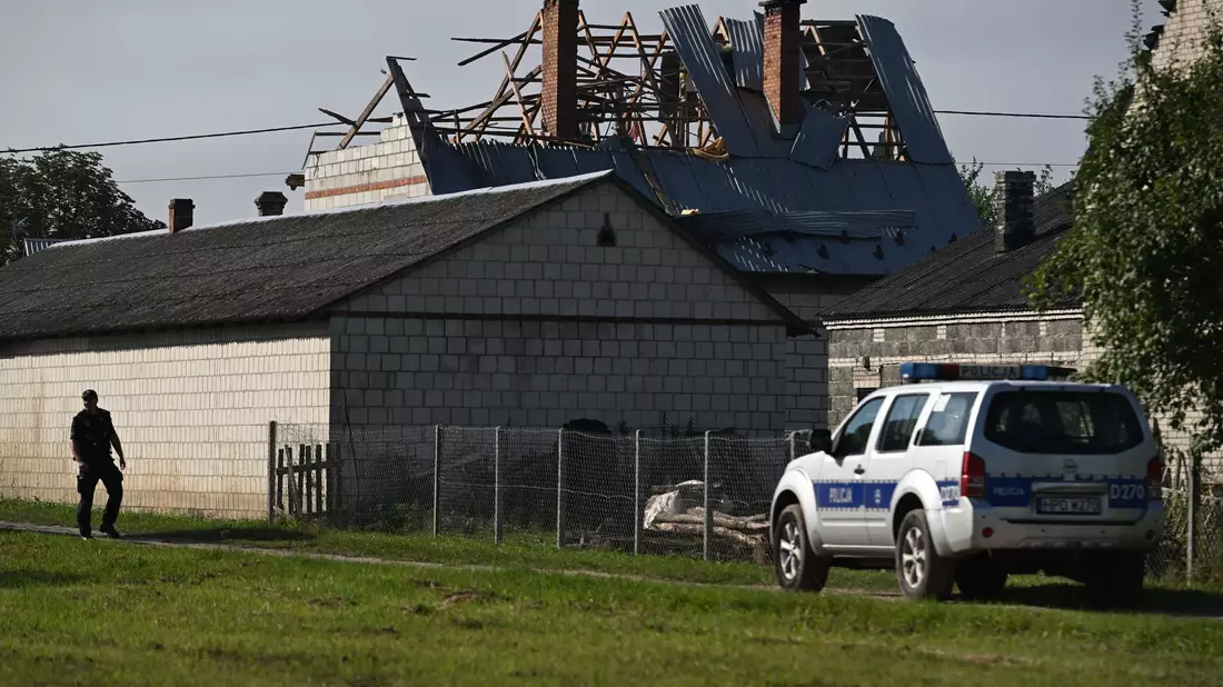Das von Trümmern einer Drohne zerstörte Dach eines Wohngebäudes in Wyryki im Osten Polens. - Bild: Wojtek Jargilo/PAP/dpa