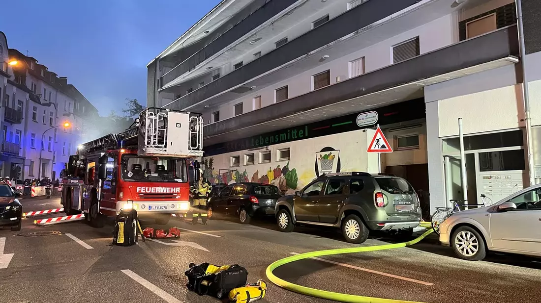 FW-E: Kellerbrand in Frohnhausen - 39 Personen mit Drehleitern gerettet - Bild: presseportal.de