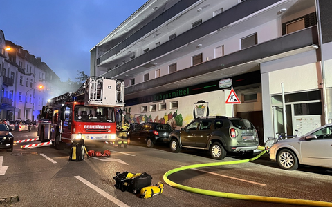 FW-E: Kellerbrand in Frohnhausen - 39 Personen mit Drehleitern gerettet - Foto: presseportal.de