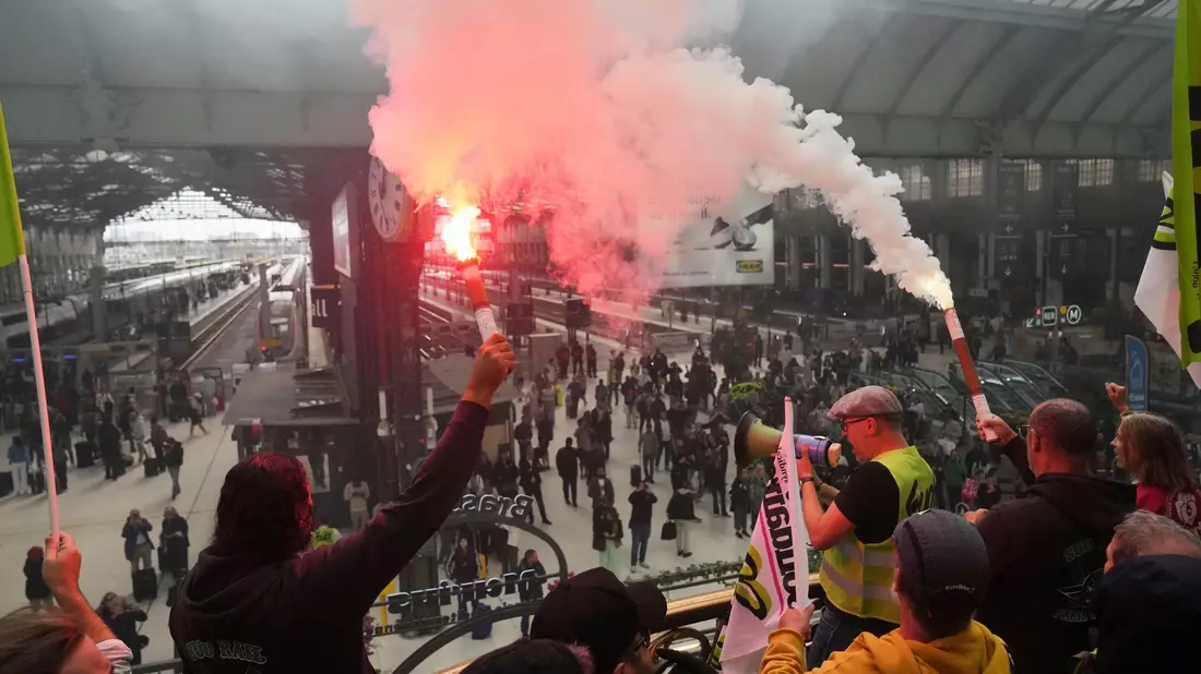 In zahlreichen Städten gab es Protestaktionen. - Bild: Thibault Camus/AP/dpa