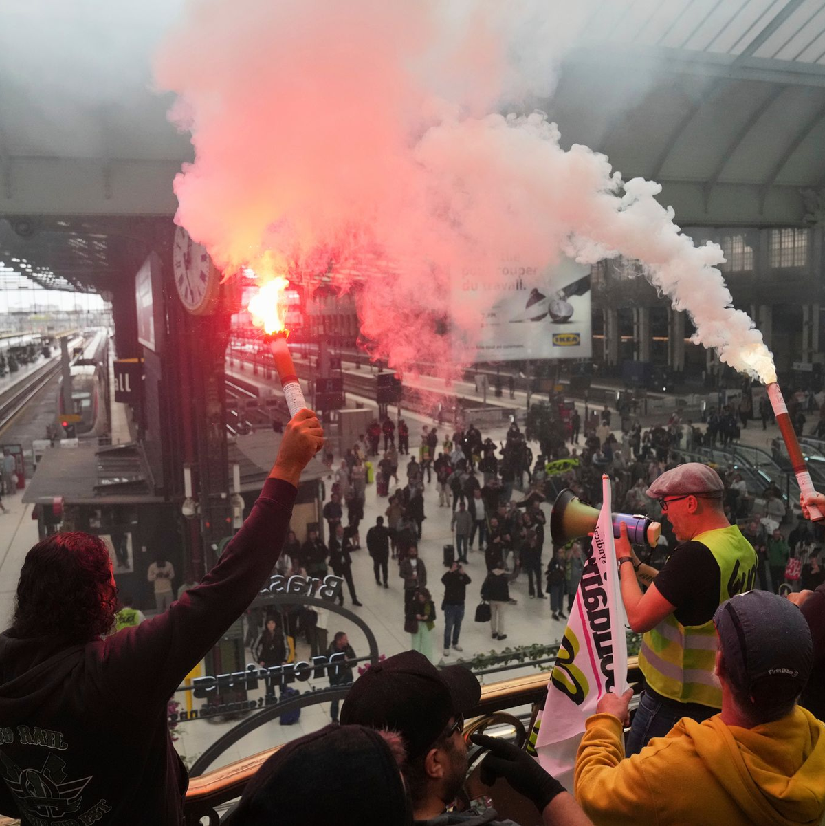 In zahlreichen Städten gab es Protestaktionen. - Foto: Thibault Camus/AP/dpa