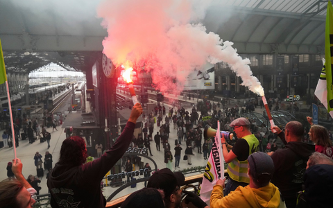 In zahlreichen Städten gab es Protestaktionen. - Foto: Thibault Camus/AP/dpa