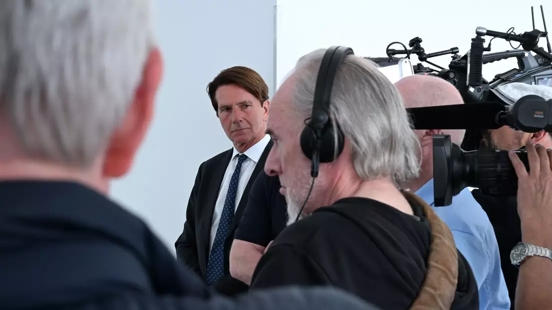 Der ehemalige Regierungssprecher Béla Anda (Mitte) macht künftig Öffentlichkeitsarbeit für die in Hamburg vor Gericht stehende Unternehmerin Christina Block. (Archivbild) - Bild: Wolf von Dewitz/dpa