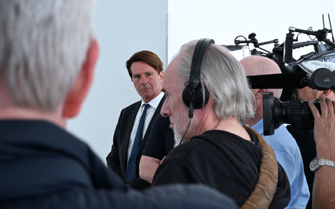 Der ehemalige Regierungssprecher Béla Anda (Mitte) macht künftig Öffentlichkeitsarbeit für die in Hamburg vor Gericht stehende Unternehmerin Christina Block. (Archivbild) - Foto: Wolf von Dewitz/dpa