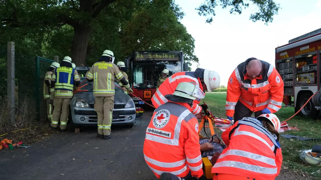 FW-KLE: Großübung in Kleve: Rettungskräfte trainieren Busunfall mit 26 Betroffenen - Bild: presseportal.de