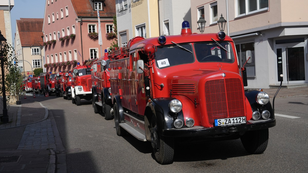 FWV BW: 11. Landesfeuerwehr-Oldtimertreffen Von Löschfahrzeug bis Drehleiter: Nostalgie-Zauber in Winnenden - Foto: presseportal.de