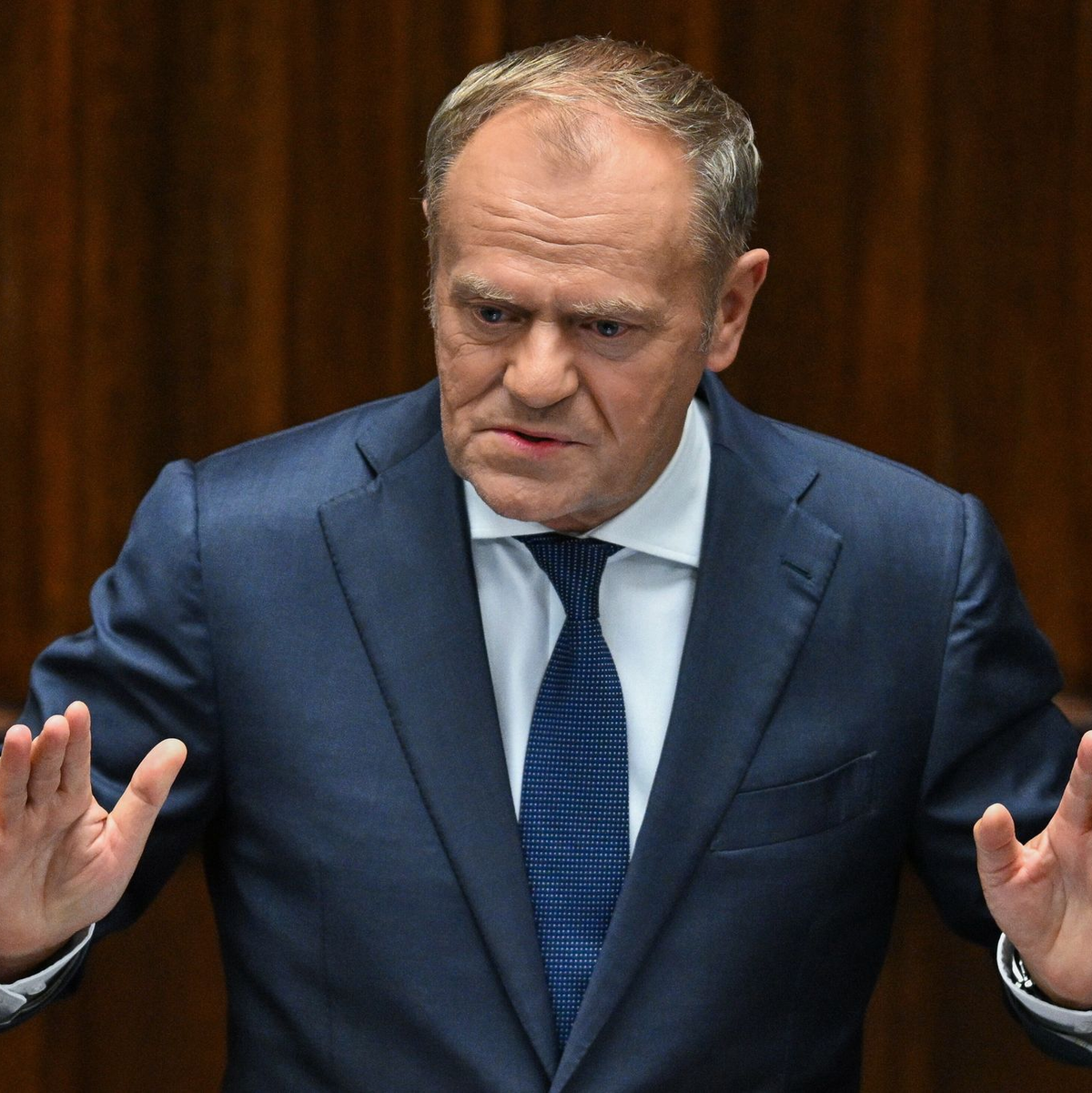 Polens Regierungschef Donald Tusk informiert im Parlament über die Verletzung des polnischen Luftraums. - Foto: Radek Pietruszka/PAP/dpa