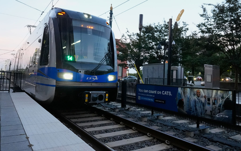 In einer Stadtbahn in den USA kam es zu einem tödlichen Angriff auf eine junge Frau. (Symbolbild) - Foto: Erik Verduzco/AP/dpa