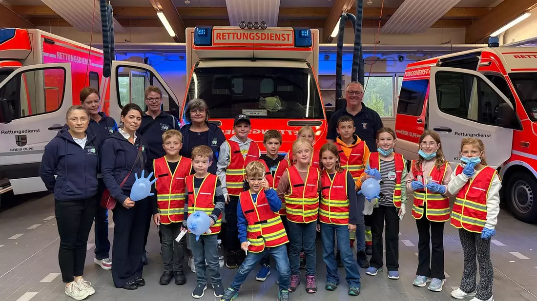 FW Finnentrop: Lenhauser Löschkids besuchen Rettungswache Finnentrop - Bild: presseportal.de