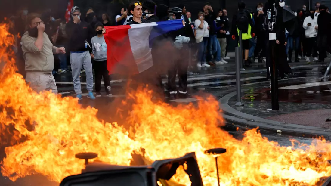 Vielerorts gab es Feuer auf öffentlichen Straßen. - Bild: Jean-Francois Badias/AP/dpa