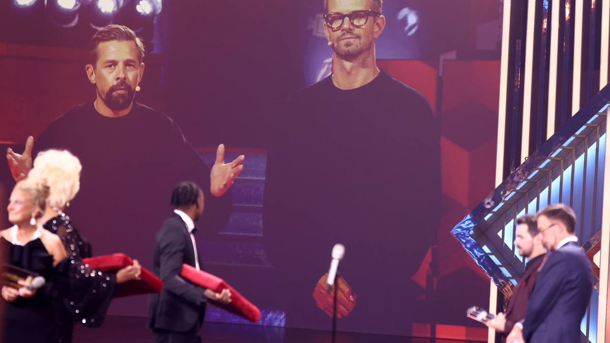 Klaas Heufer-Umlauf und Joko Winterscheidt haben den Deutschen Fernsehpreis gewonnen. - Foto: Rolf Vennenbernd/dpa