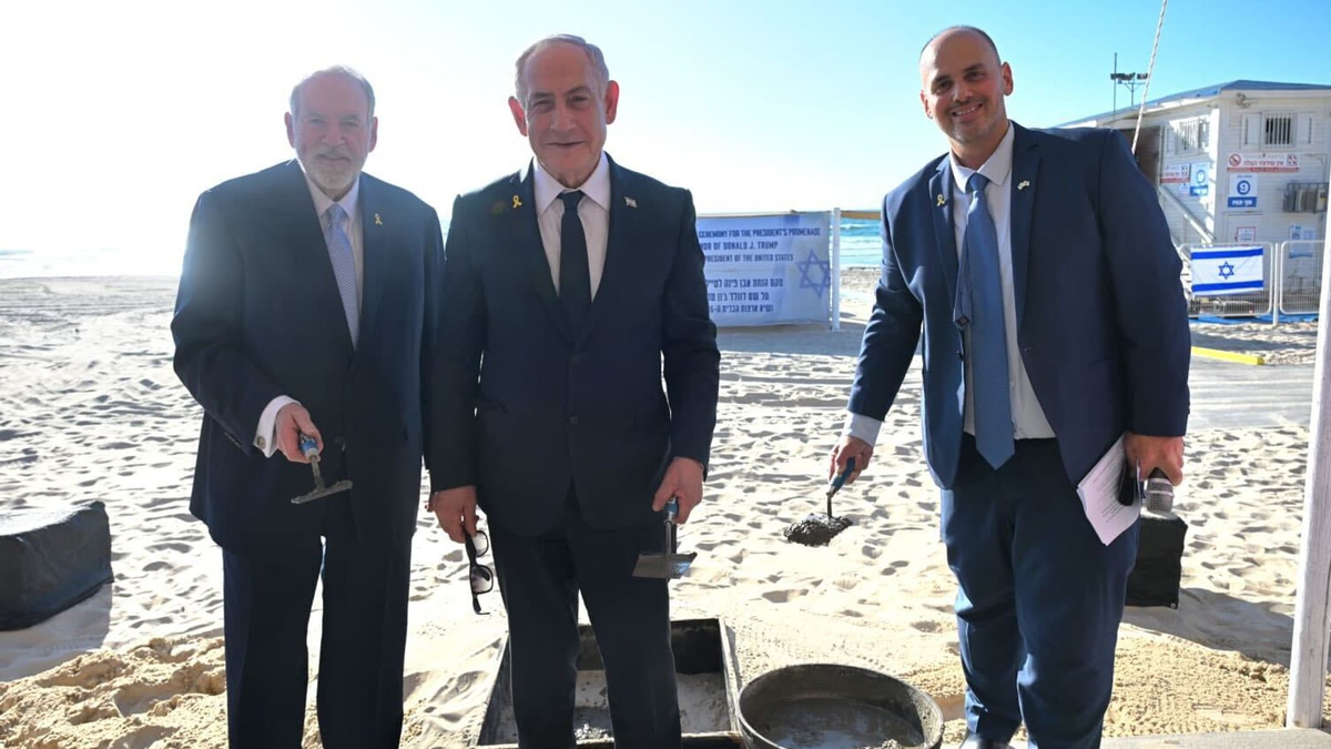 Der israelische Ministerpräsident Benjamin Netanjahu (M) bei der Grundsteinlegung für eine Promenade, die nach US-Präsident Donald Trump benannt ist.  - Foto: Chaim Zach/GPO/dpa
