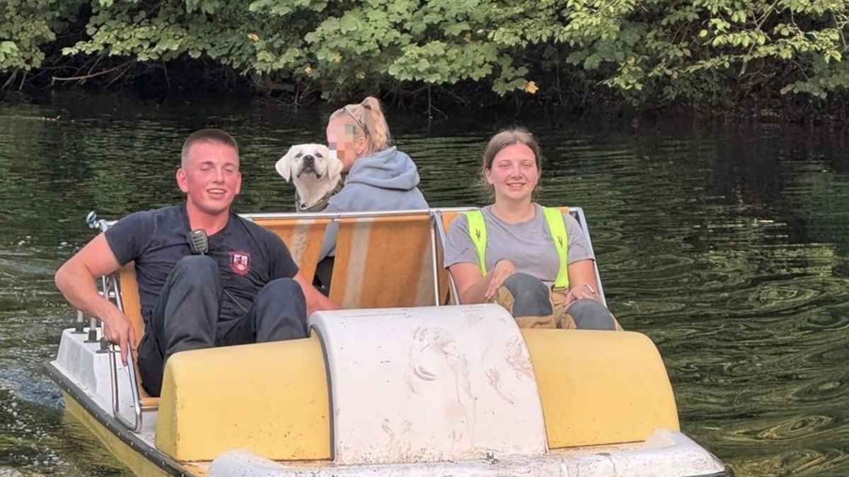 FW Ratingen: Labrador stürzt in alten Steinbruch - Feuerwehr Ratingen rettet Tier mit Tretboot über Wasserweg - Foto: presseportal.de