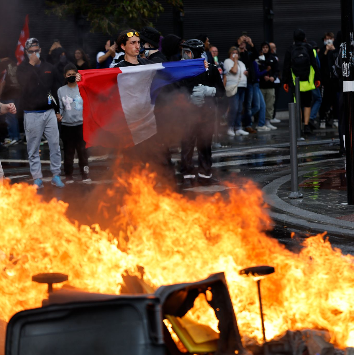 Vielerorts gab es Feuer auf öffentlichen Straßen. - Foto: Jean-Francois Badias/AP/dpa