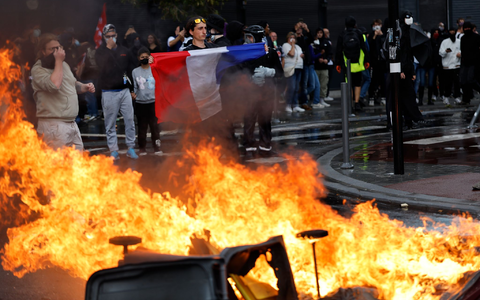 Vielerorts gab es Feuer auf öffentlichen Straßen. - Foto: Jean-Francois Badias/AP/dpa