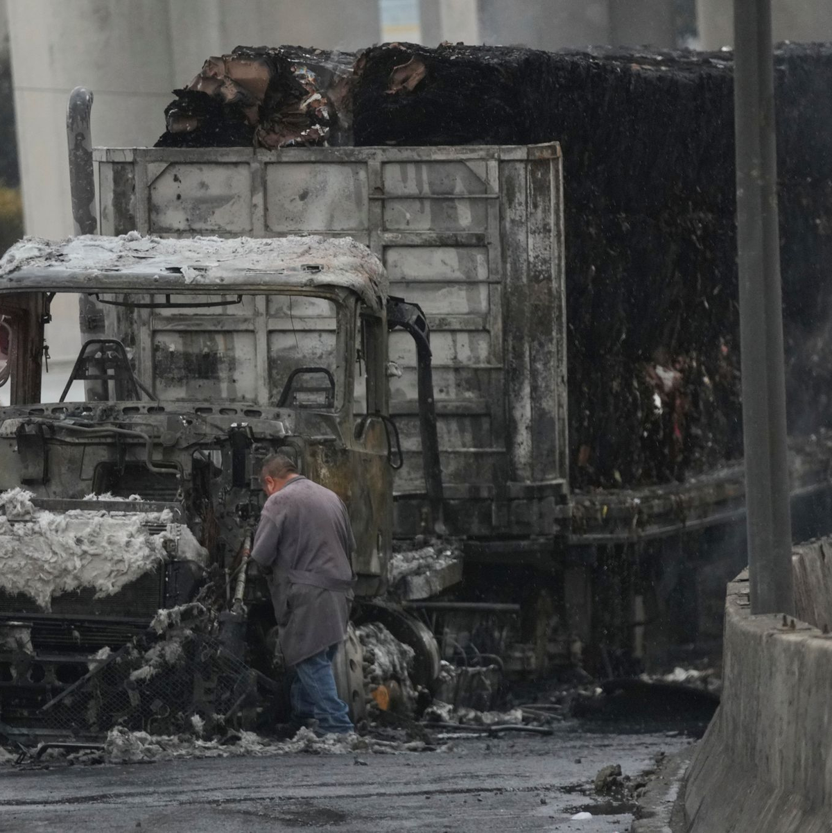 18 Fahrzeuge sind nach Angaben der Bürgermeisterin in Brand geraten. Nach Medien waren es sogar rund 30. - Foto: Fernando Llano/AP/dpa