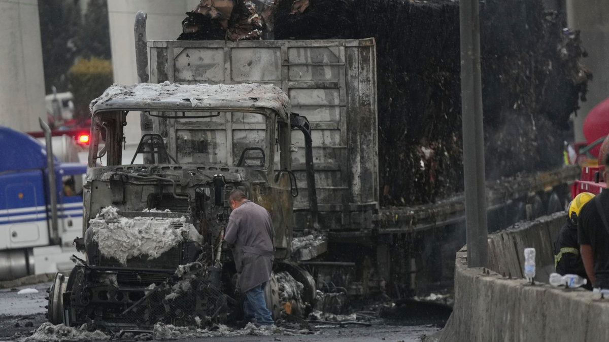 18 Fahrzeuge gerieten in Brand.  - Foto: Fernando Llano/AP/dpa