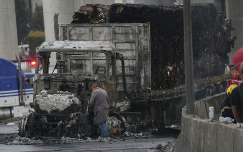18 Fahrzeuge gerieten in Brand.  - Foto: Fernando Llano/AP/dpa