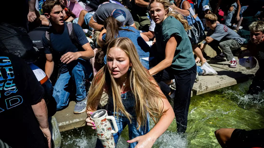 Menschen rennen weg, nachdem Kirk angeschossen wurde. - Bild: Tess Crowley/The Deseret News/dpa