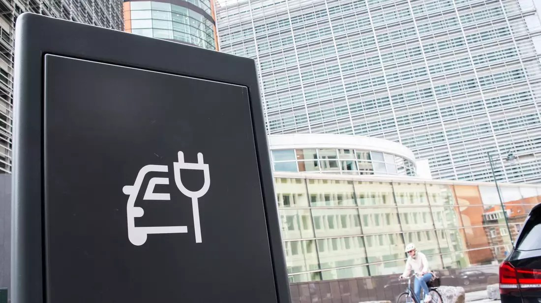 Eine Studie sieht die europäische Autoindustrie auf gutem Weg zu mehr Elektromobilität und warnt vor den Auswirkungen durch Verzögerungen. (Archivbild)   - Bild: Alicia Windzio/dpa