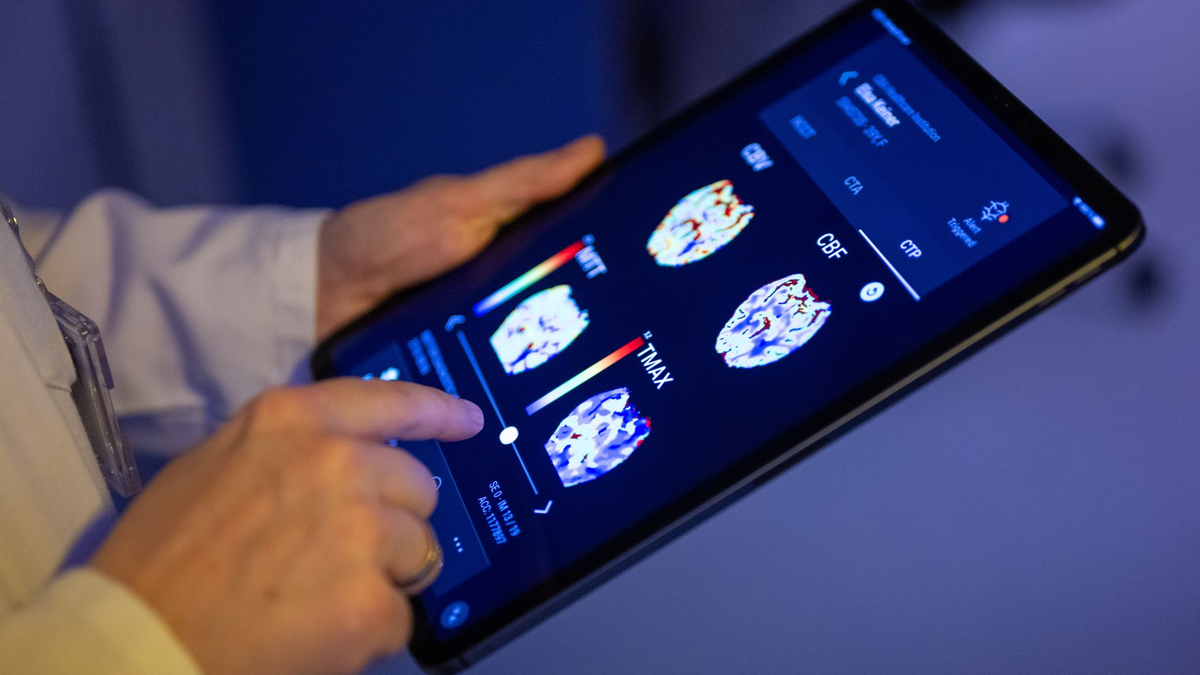 Besonders im Gesundheitswesen sieht die EU-Kommission große Potenziale durch KI. (Symbolbild) - Foto: Monika Skolimowska/dpa