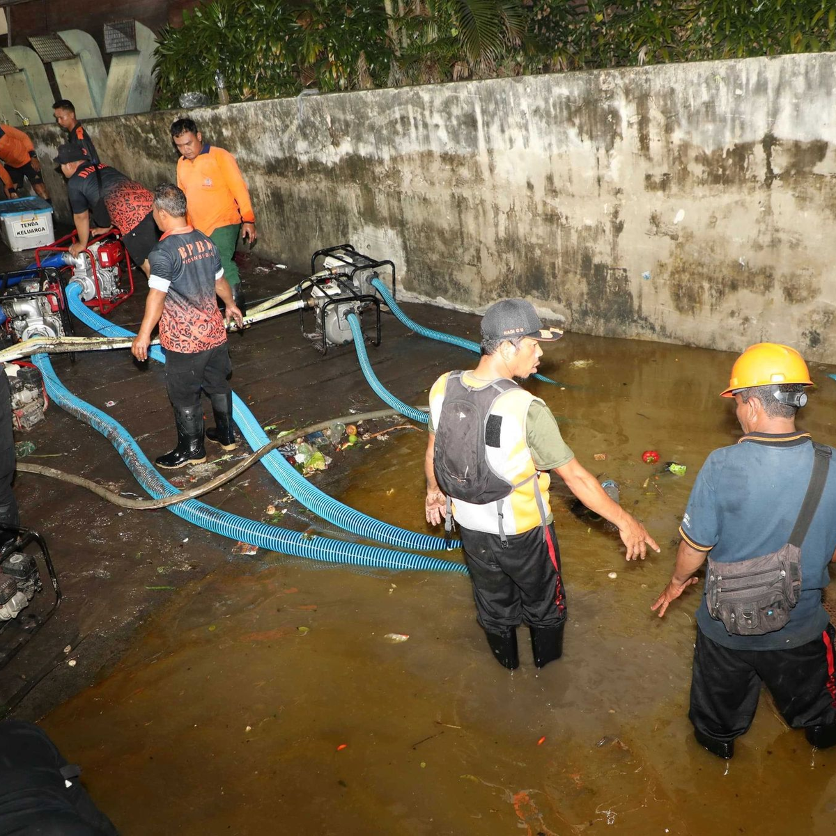 Die Schäden auf der beliebten Urlaubsinsel sind groß. - Foto: Uncredited/National Disaster Management Agency/dpa