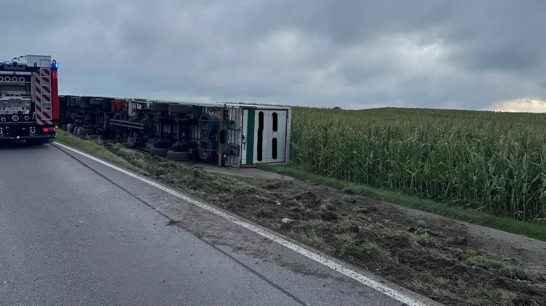 POL-UL: (UL) Obermachtal/B311 - Laster kippt um / Eine stundenlange Sperrung der B311 bei Obermarchtal-Datthausen zog ein verunfallter Lkw am Mittwoch nach sich. Schaden mindestens 150.000 Euro. - Bild: presseportal.de