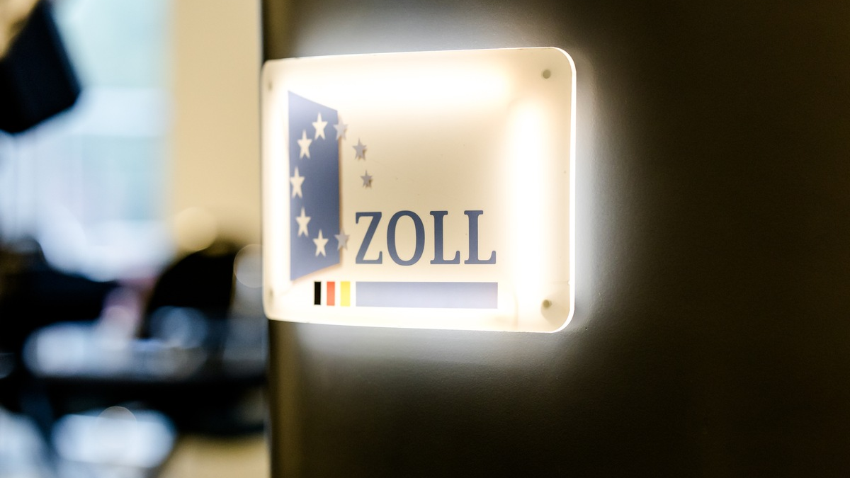 HZA-HH: Feierliche Amtseinführung der neuen Leiterin Melanie Schmaljohann beim Hauptzollamt Hamburg//Neue Leitung an der Spitze des HZA Hamburg - Foto: presseportal.de