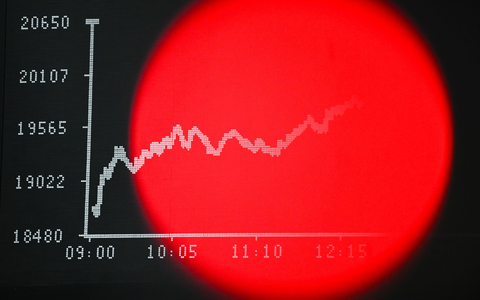 Viele setzen für die private Altersvorsorge auf die Börse. (Symbolbild) - Foto: Arne Dedert/dpa/dpa-tmn