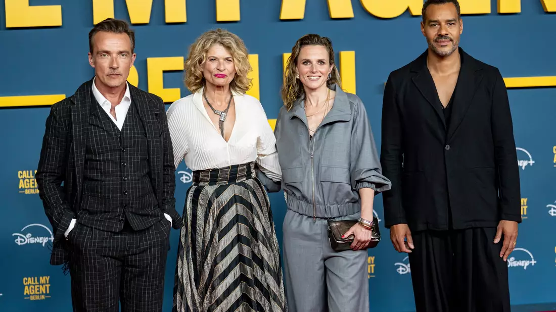 Stark: die Schauspieler Lucas Gregorowicz (l-r), Gabrielle Scharnitzky, Karin Hanczewski, Schauspielerin und Michael Klammer als hartnäckige Agenten in «Call My Agent Berlin» (Archivbild). - Bild: Fabian Sommer/dpa