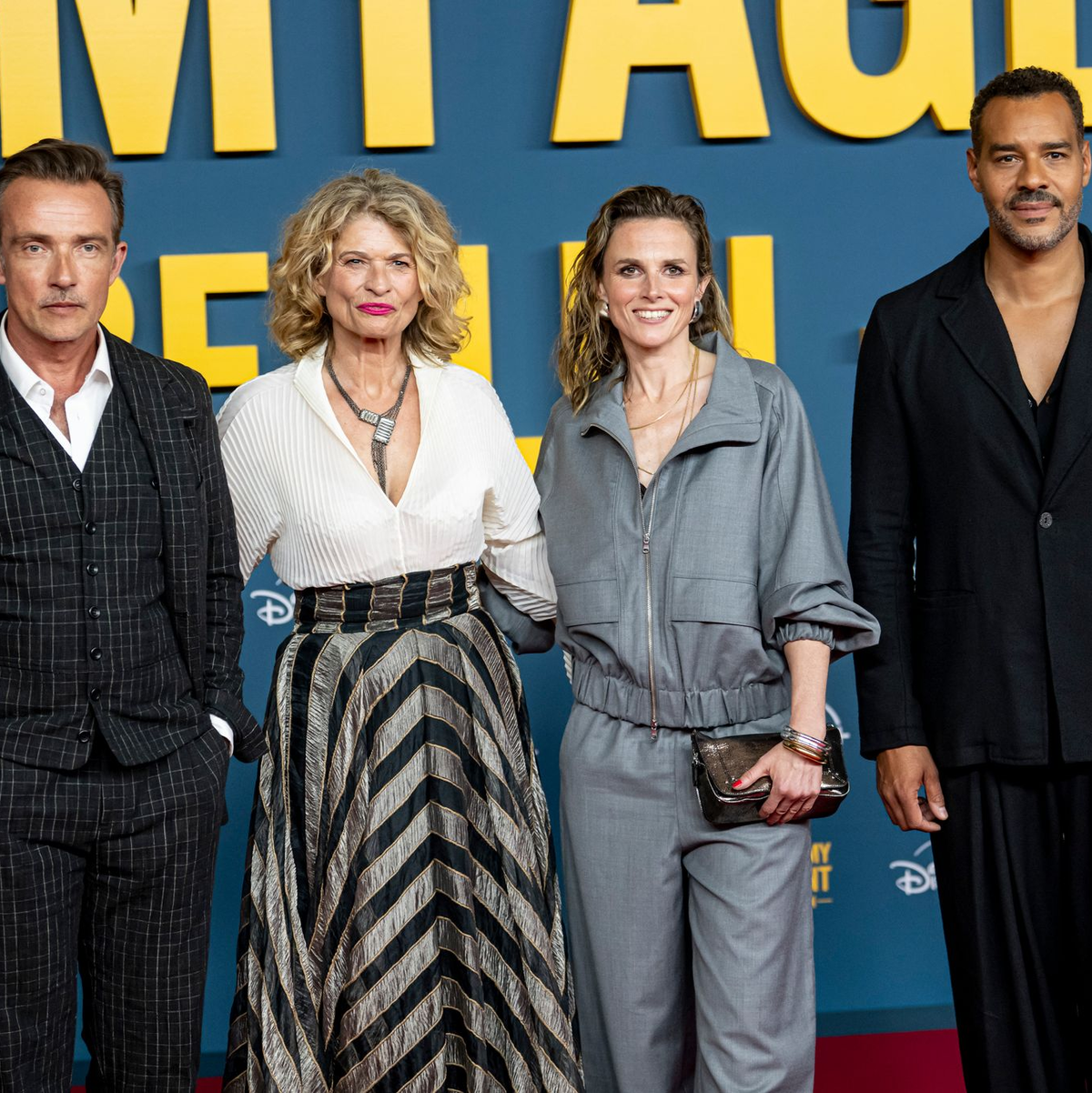Stark: die Schauspieler Lucas Gregorowicz (l-r), Gabrielle Scharnitzky, Karin Hanczewski, Schauspielerin und Michael Klammer als hartnäckige Agenten in «Call My Agent Berlin» (Archivbild). - Foto: Fabian Sommer/dpa