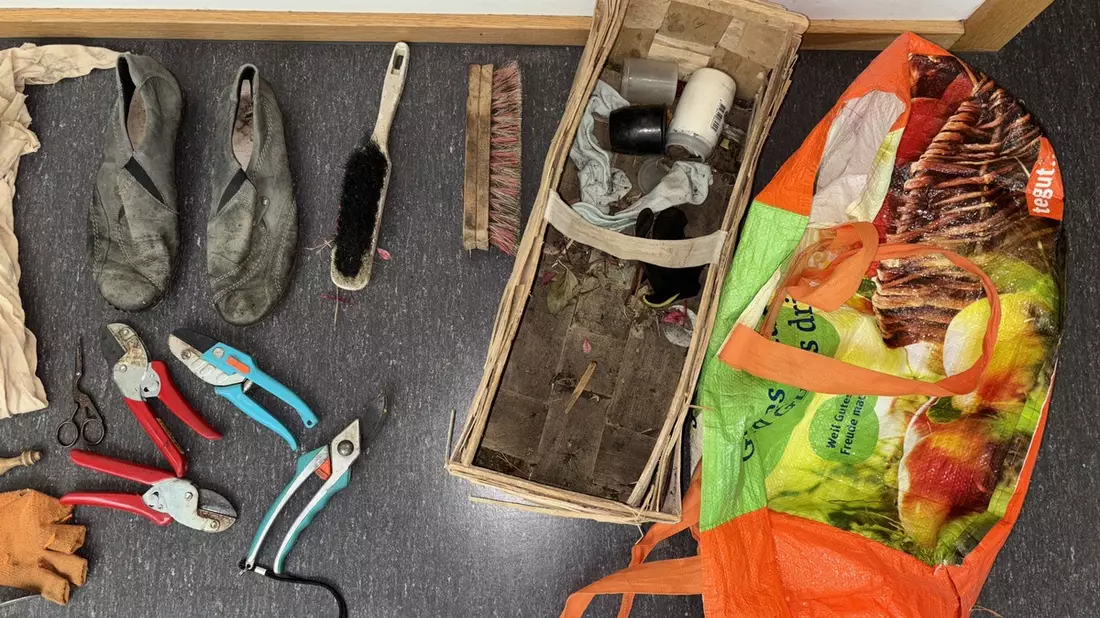 POL-DA: Darmstadt: Polizei sucht Eigentümer / Wer erkennt seine Gartengeräte? - Bild: presseportal.de