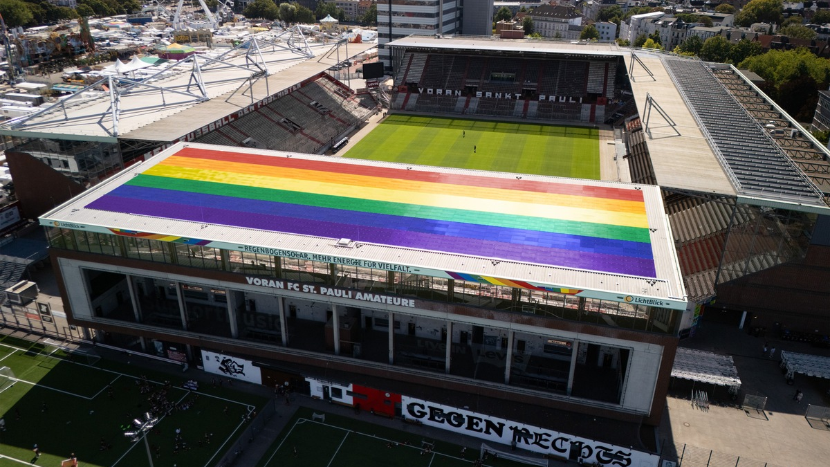 LichtBlick und der FC St. Pauli eröffnen weltweit erste Regenbogen-Solaranlage - Foto: presseportal.de