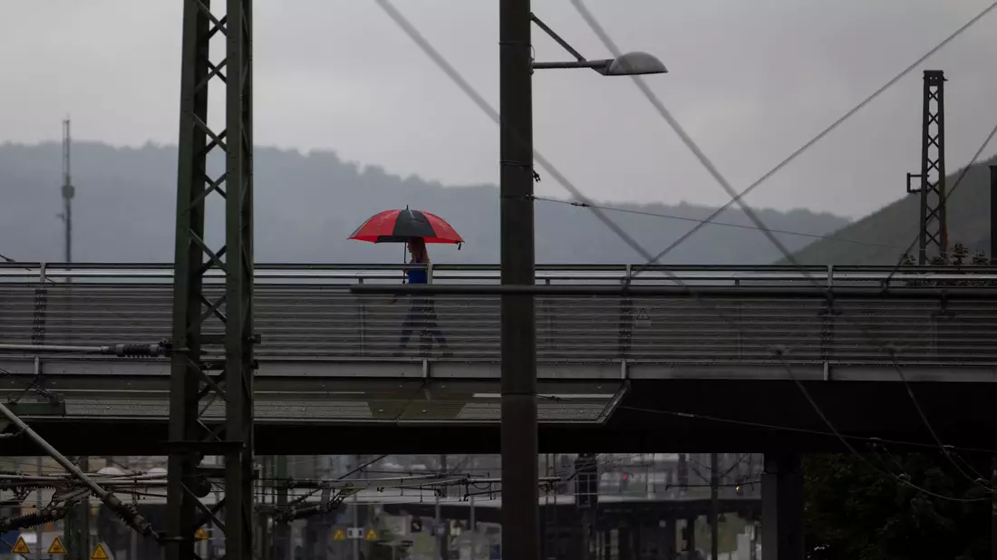 Auch in den kommenden Tagen sollte man die Regenjacke oder den Regenschirm griffbereit haben. - Bild: Marijan Murat/dpa