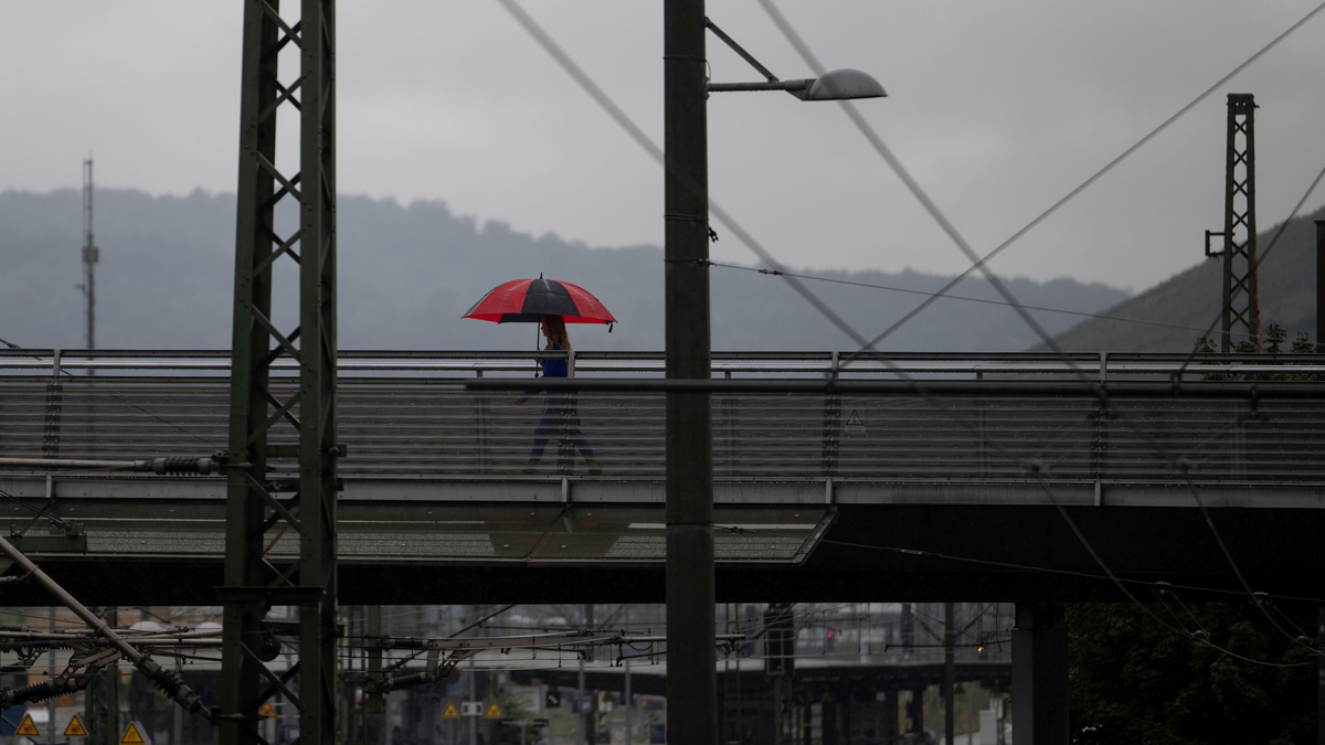 Auch in den kommenden Tagen sollte man die Regenjacke oder den Regenschirm griffbereit haben. - Foto: Marijan Murat/dpa
