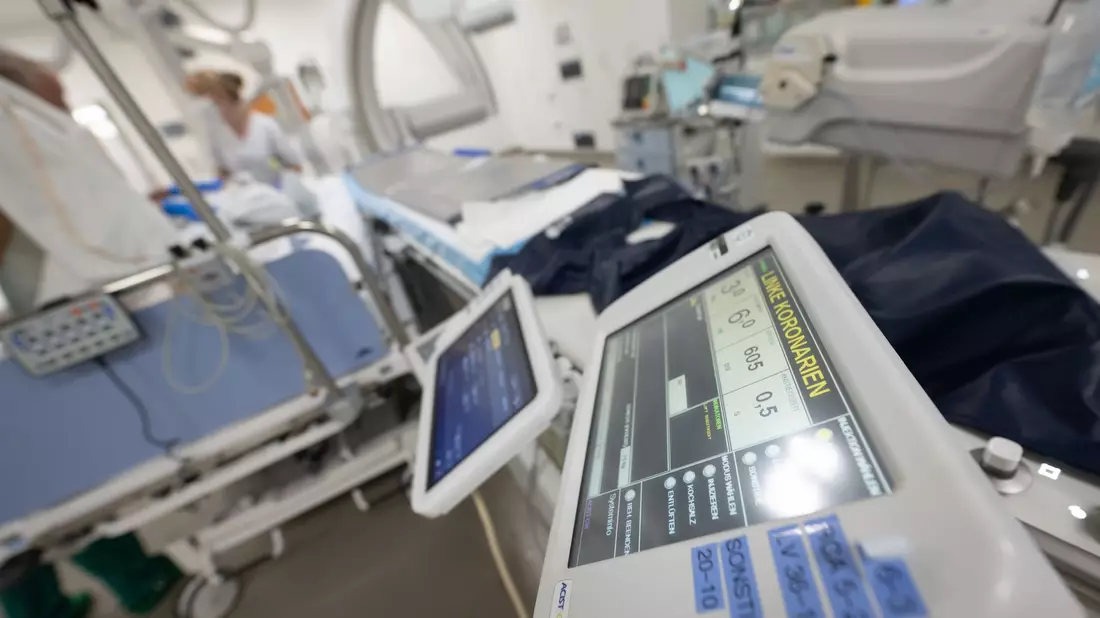 Wegen aller Herzerkrankungen in 2023 gab es 1.635.903 Aufnahmen in Kliniken - gut 61.500 mehr als noch 2022. (Symbolbild) - Bild: Marijan Murat/dpa