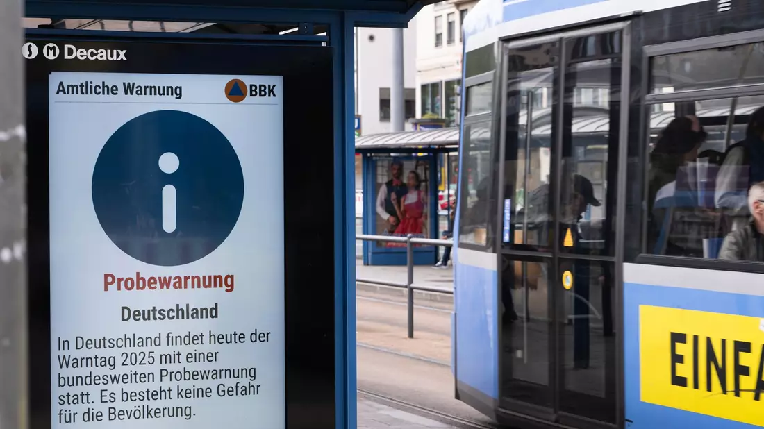 Anzeigetafeln sind Teil des sogenannten Warnmittel-Mix, der sicherstellen soll, dass möglichst jeder eine Warnung erhält. - Bild: Leonie Asendorpf/dpa