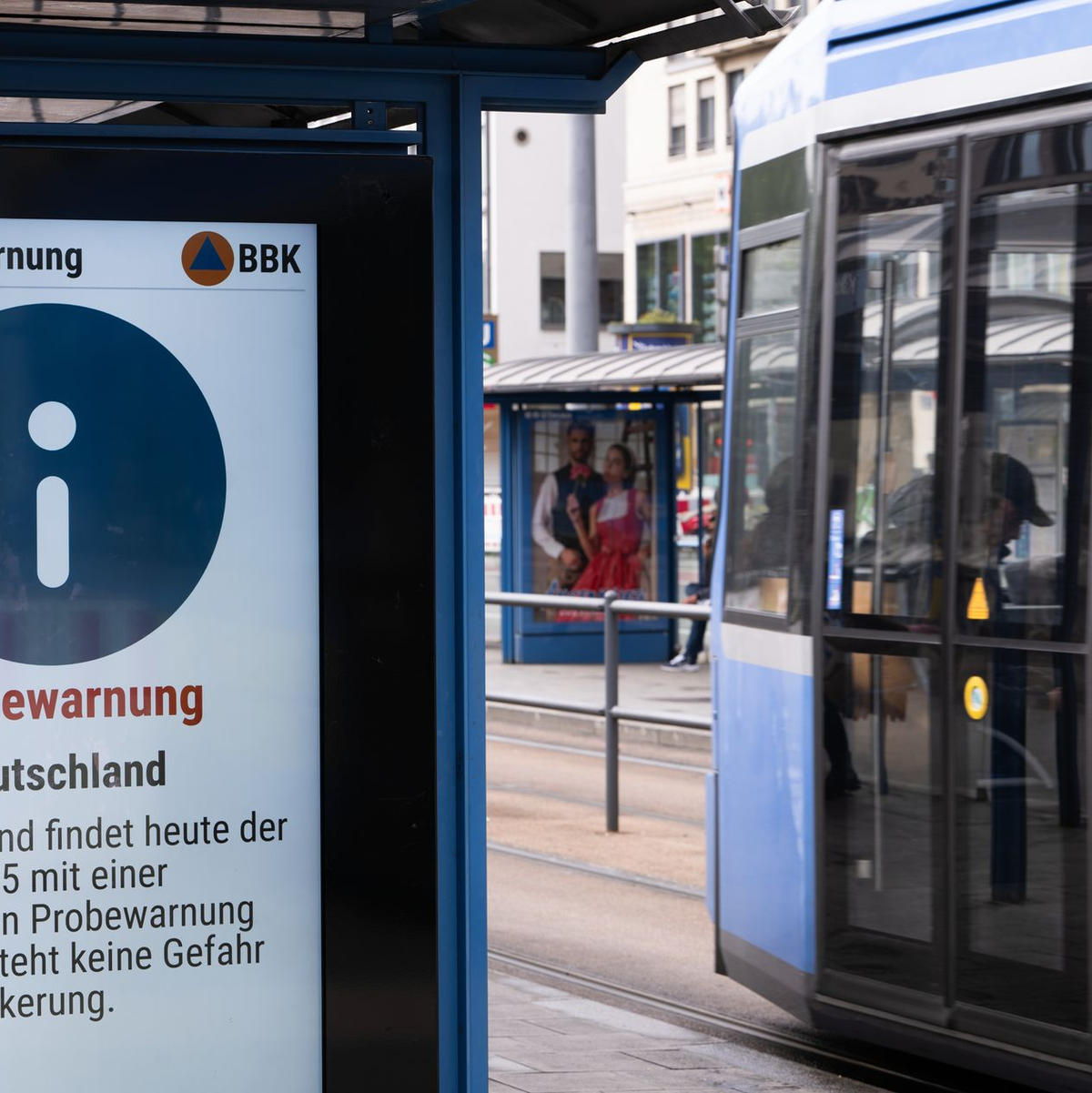 Anzeigetafeln sind Teil des sogenannten Warnmittel-Mix, der sicherstellen soll, dass möglichst jeder eine Warnung erhält. - Foto: Leonie Asendorpf/dpa