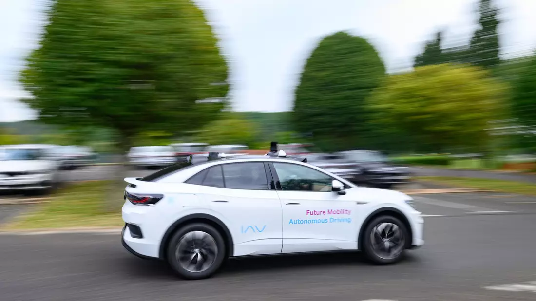 Auch beim autonomen Fahren stellen sich Fragen der Produkthaftung. (Symbolbild) - Bild: Robert Michael/dpa