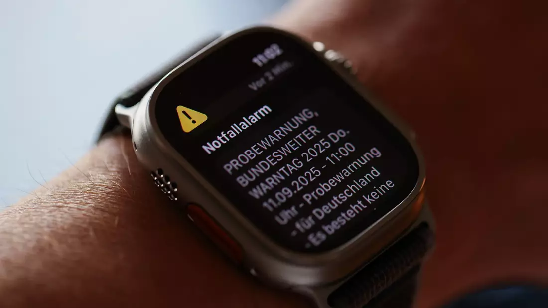 Wenn jemand eine WarnApp installiert hat, bekommt er per Mobilfunk gleich zweimal einen Hinweis auf den Probealarm - per Cell Broadcast und über die App. - Bild: Rolf Vennenbernd/dpa