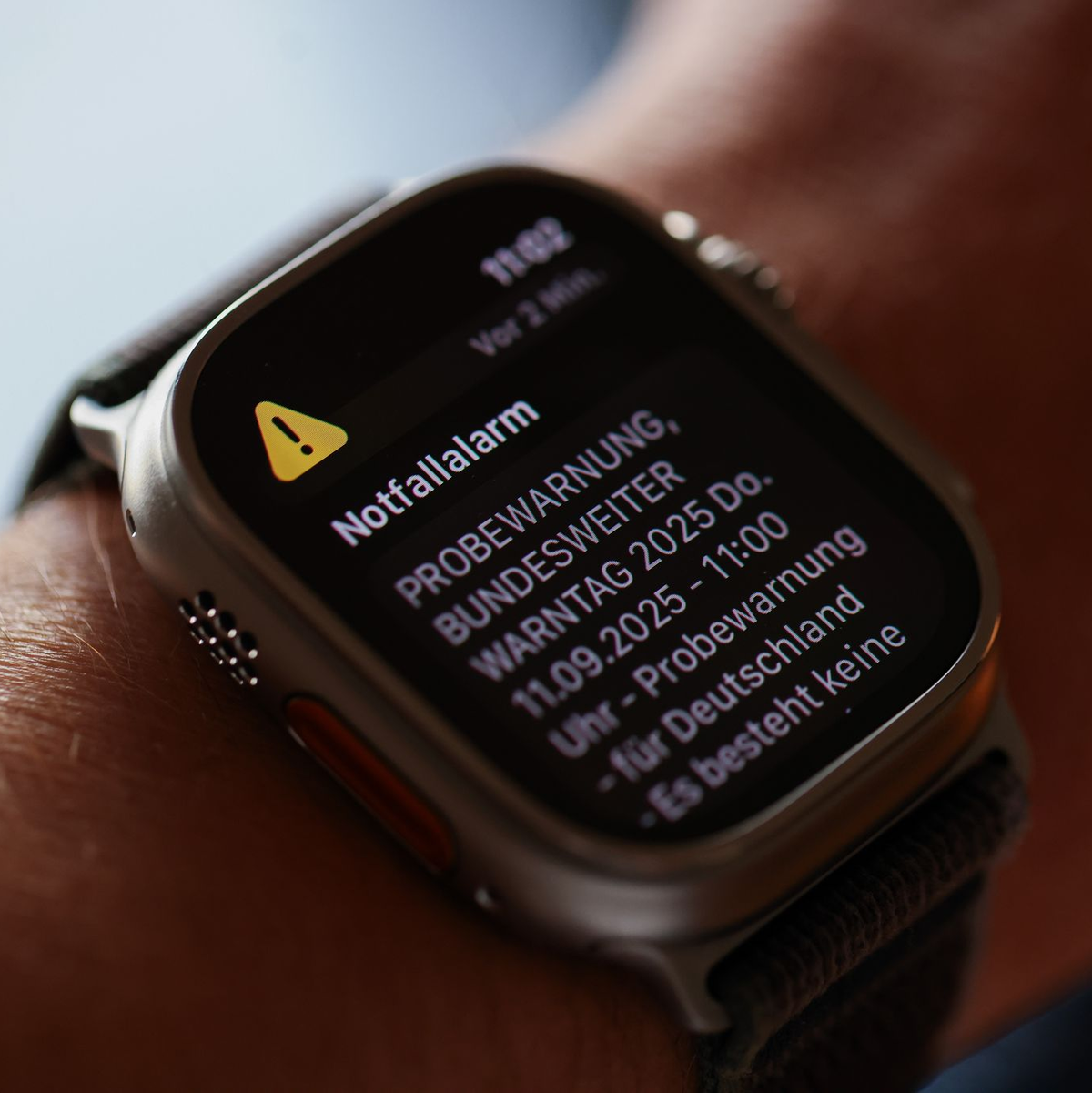 Wenn jemand eine WarnApp installiert hat, bekommt er per Mobilfunk gleich zweimal einen Hinweis auf den Probealarm - per Cell Broadcast und über die App. - Foto: Rolf Vennenbernd/dpa