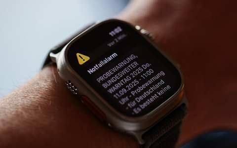 Wenn jemand eine WarnApp installiert hat, bekommt er per Mobilfunk gleich zweimal einen Hinweis auf den Probealarm - per Cell Broadcast und über die App. - Foto: Rolf Vennenbernd/dpa
