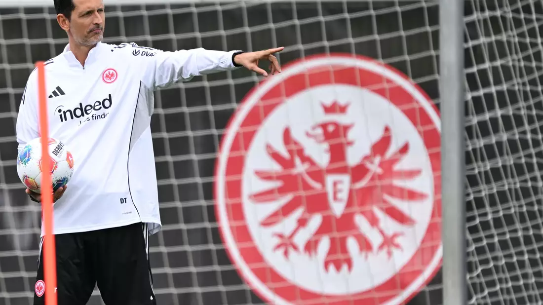 Verfolgt mit der Eintracht in dieser Saison hohe Ziele: Trainer Dino Toppmöller. - Bild: Arne Dedert/dpa