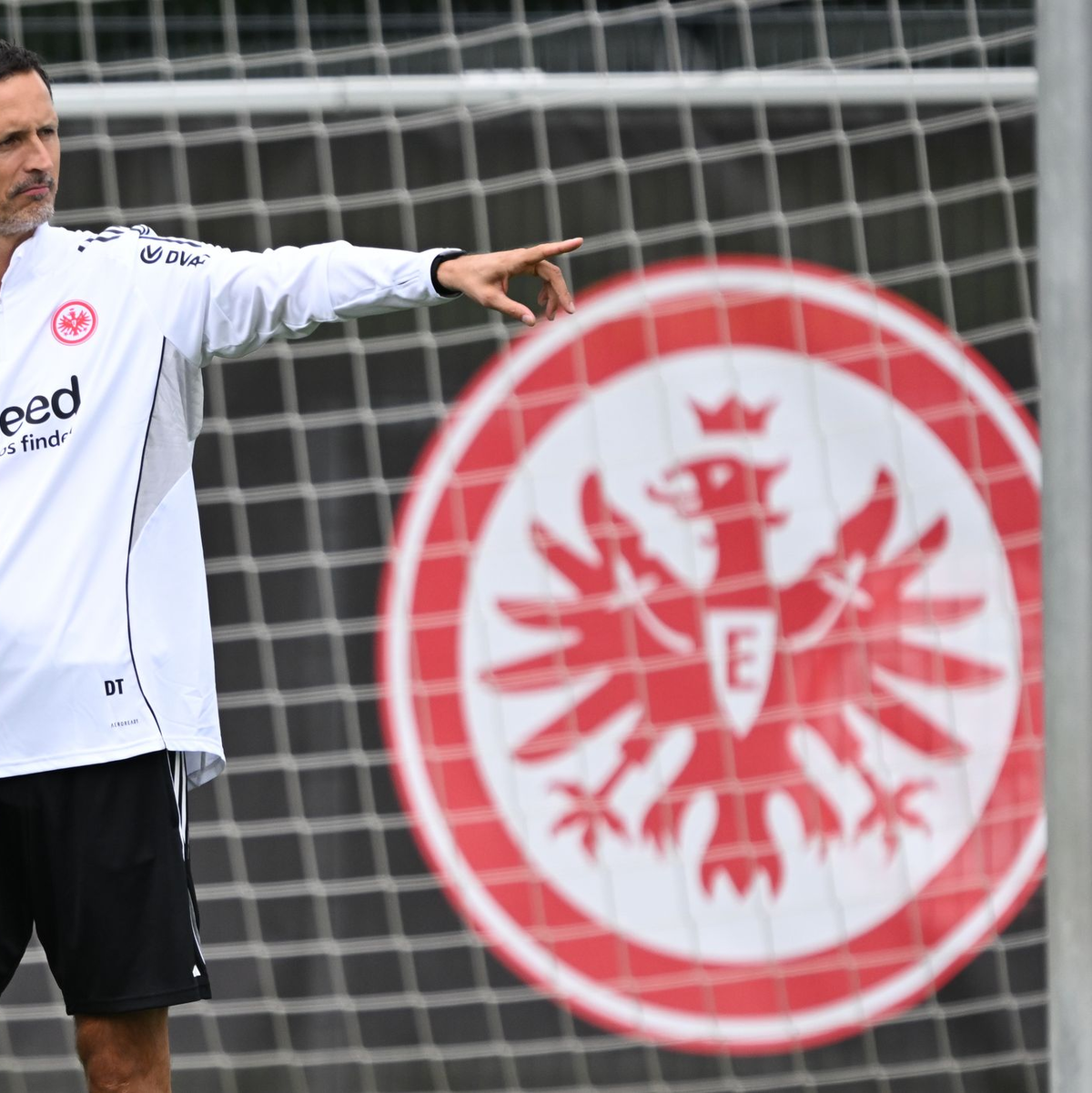Verfolgt mit der Eintracht in dieser Saison hohe Ziele: Trainer Dino Toppmöller. - Foto: Arne Dedert/dpa