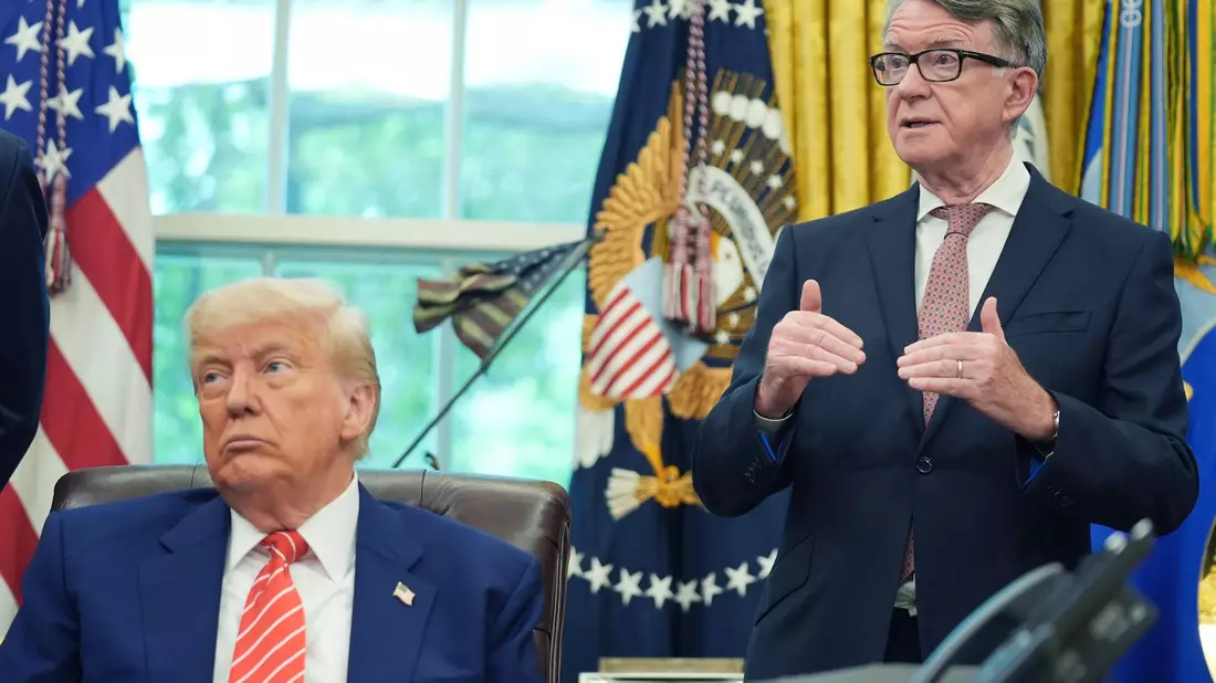 US-Präsident Trump und Peter Mandelson gerieten durch ihre Beziehungen zu Epstein beide unter Druck. (Archivbild) - Bild: Evan Vucci/AP/dpa